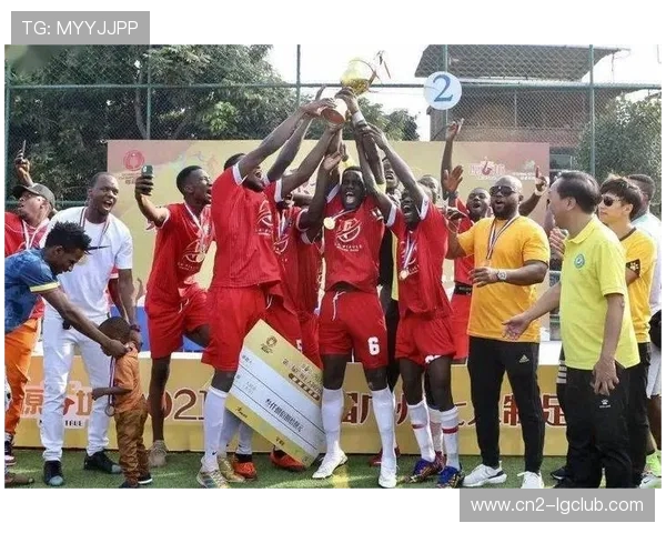 以用手接足球的黑人为主角的惊险赛场瞬间全景描绘震撼呈现激烈对决 以用手接足球的黑人为主角的惊险赛场瞬间全景描绘震撼呈现激烈对决