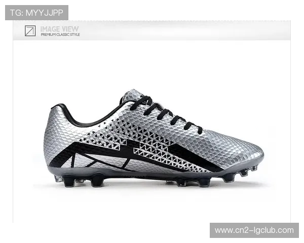 特步长钉足球鞋全新升级 专业性能与舒适兼具 提升球场表现