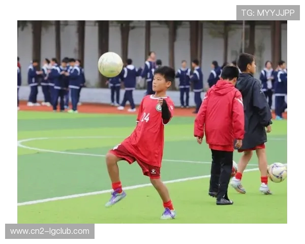 围绕世达足球纯黄展现专业球迷热爱与绿茵竞技魅力动人故事新篇章 围绕世达足球纯黄展现专业球迷热爱与绿茵竞技魅力动人故事新篇章